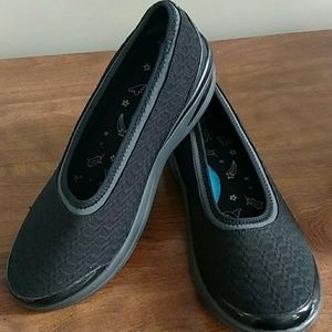 BZEES Black Shoes 10W